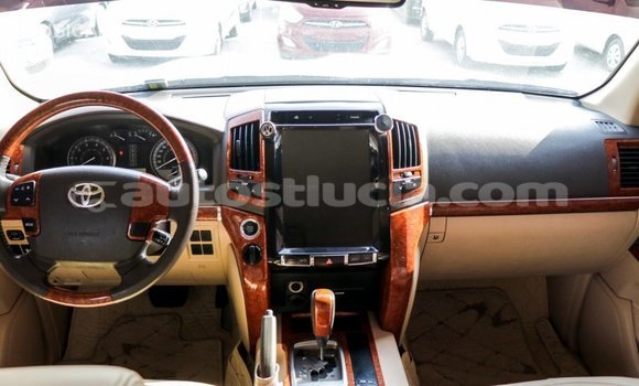 Acheter Import Voiture Toyota Land Cruiser Blanc à Import - Dubai, Anse-la-Raye Acheter Import Voiture Toyota Land Cruiser Blanc à Import - Dubai, Anse-la-Raye