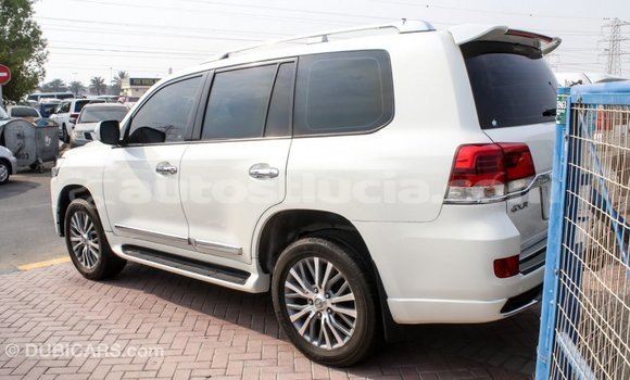 Acheter Import Voiture Toyota Land Cruiser Blanc à Import - Dubai, Anse-la-Raye Acheter Import Voiture Toyota Land Cruiser Blanc à Import - Dubai, Anse-la-Raye
