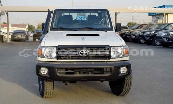 Acheter Import Voiture Toyota Land Cruiser Beige à Import - Dubai, Anse-la-Raye Acheter Import Voiture Toyota Land Cruiser Beige à Import - Dubai, Anse-la-Raye