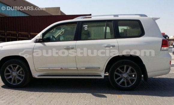 Acheter Import Voiture Toyota Land Cruiser Blanc à Import - Dubai, Anse-la-Raye Acheter Import Voiture Toyota Land Cruiser Blanc à Import - Dubai, Anse-la-Raye