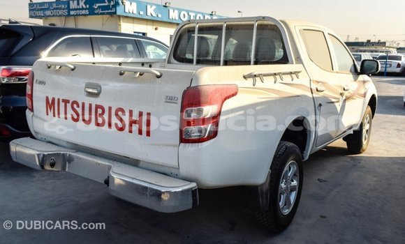 Acheter Import Voiture Mitsubishi L200 Blanc à Import - Dubai, Anse-la-Raye Acheter Import Voiture Mitsubishi L200 Blanc à Import - Dubai, Anse-la-Raye