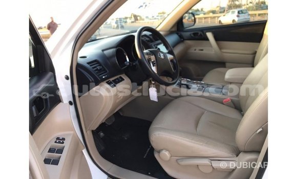 Buy Import Toyota Highlander White Car in Import - Dubai in Anse-la-Raye Buy Import Toyota Highlander White Car in Import - Dubai in Anse-la-Raye