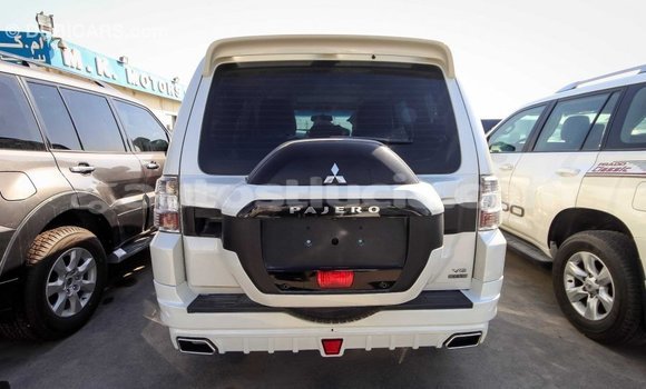 Acheter Import Voiture Mitsubishi Pajero Blanc à Import - Dubai, Anse-la-Raye Acheter Import Voiture Mitsubishi Pajero Blanc à Import - Dubai, Anse-la-Raye