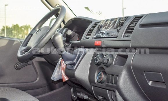 Acheter Import Voiture Toyota Hiace Blanc à Import - Dubai, Anse-la-Raye Acheter Import Voiture Toyota Hiace Blanc à Import - Dubai, Anse-la-Raye