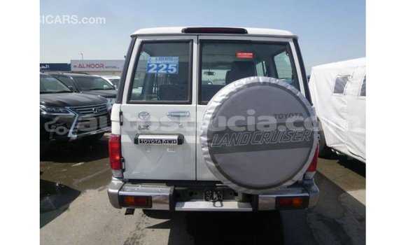 Acheter Import Voiture Toyota Land Cruiser Blanc à Import - Dubai, Anse-la-Raye Acheter Import Voiture Toyota Land Cruiser Blanc à Import - Dubai, Anse-la-Raye