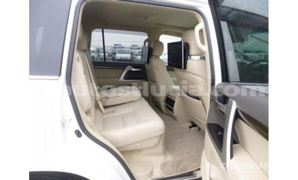 Acheter Import Voiture Toyota Land Cruiser Blanc à Import - Dubai, Anse-la-Raye Acheter Import Voiture Toyota Land Cruiser Blanc à Import - Dubai, Anse-la-Raye