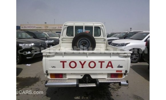 Acheter Import Voiture Toyota Land Cruiser Blanc à Import - Dubai, Anse-la-Raye Acheter Import Voiture Toyota Land Cruiser Blanc à Import - Dubai, Anse-la-Raye