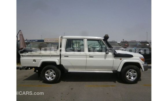 Acheter Import Voiture Toyota Land Cruiser Blanc à Import - Dubai, Anse-la-Raye Acheter Import Voiture Toyota Land Cruiser Blanc à Import - Dubai, Anse-la-Raye
