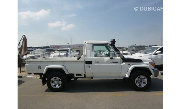 Acheter Import Voiture Toyota Land Cruiser Blanc à Import - Dubai, Anse-la-Raye Acheter Import Voiture Toyota Land Cruiser Blanc à Import - Dubai, Anse-la-Raye