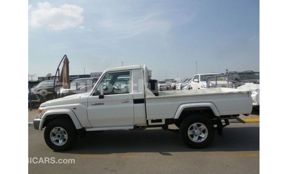 Acheter Import Voiture Toyota Land Cruiser Blanc à Import - Dubai, Anse-la-Raye Acheter Import Voiture Toyota Land Cruiser Blanc à Import - Dubai, Anse-la-Raye