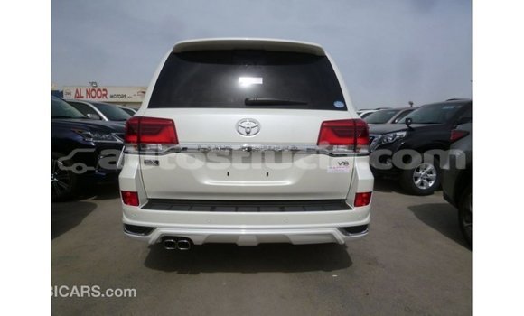 Acheter Import Voiture Toyota Land Cruiser Blanc à Import - Dubai, Anse-la-Raye Acheter Import Voiture Toyota Land Cruiser Blanc à Import - Dubai, Anse-la-Raye