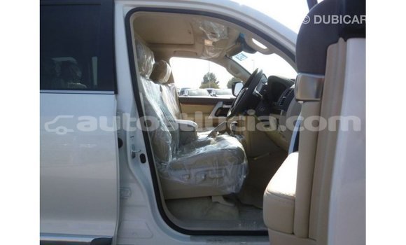 Acheter Import Voiture Toyota Land Cruiser Blanc à Import - Dubai, Anse-la-Raye Acheter Import Voiture Toyota Land Cruiser Blanc à Import - Dubai, Anse-la-Raye