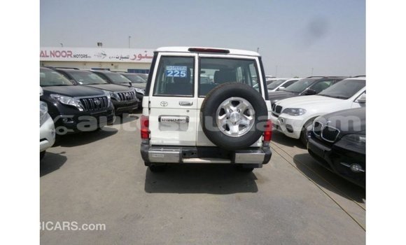 Acheter Import Voiture Toyota Land Cruiser Blanc à Import - Dubai, Anse-la-Raye Acheter Import Voiture Toyota Land Cruiser Blanc à Import - Dubai, Anse-la-Raye