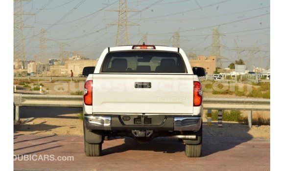 Acheter Import Voiture Toyota Tundra Blanc à Import - Dubai, Anse-la-Raye Acheter Import Voiture Toyota Tundra Blanc à Import - Dubai, Anse-la-Raye