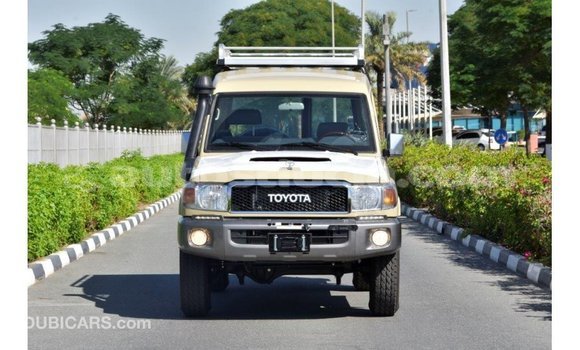Acheter Import Voiture Toyota Land Cruiser Beige à Import - Dubai, Anse-la-Raye Acheter Import Voiture Toyota Land Cruiser Beige à Import - Dubai, Anse-la-Raye