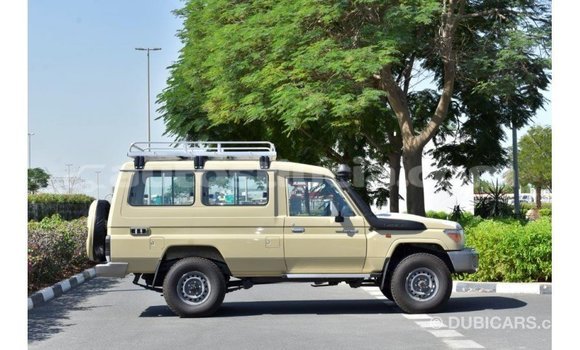 Acheter Import Voiture Toyota Land Cruiser Beige à Import - Dubai, Anse-la-Raye Acheter Import Voiture Toyota Land Cruiser Beige à Import - Dubai, Anse-la-Raye