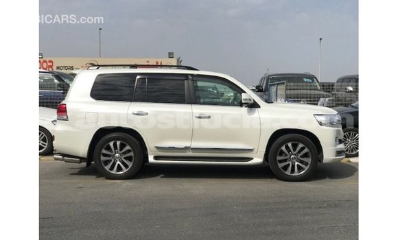 Acheter Import Voiture Toyota Land Cruiser Blanc à Import - Dubai, Anse-la-Raye Acheter Import Voiture Toyota Land Cruiser Blanc à Import - Dubai, Anse-la-Raye