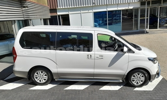 Buy Used Hyundai H200 White Car in Castries in Castries Buy Used Hyundai H200 White Car in Castries in Castries