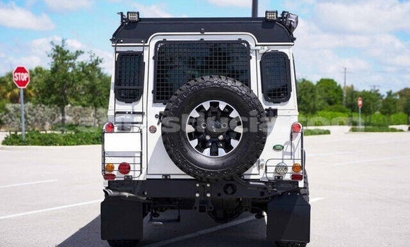 Buy Used Land Rover Defender White Car in Castries in Castries Buy Used Land Rover Defender White Car in Castries in Castries
