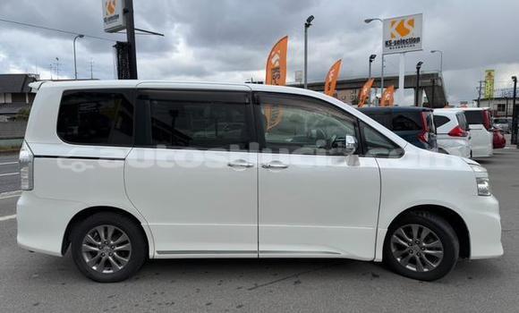 Buy Used Toyota Voxy White Car in Import - Dubai in Anse-la-Raye Buy Used Toyota Voxy White Car in Import - Dubai in Anse-la-Raye