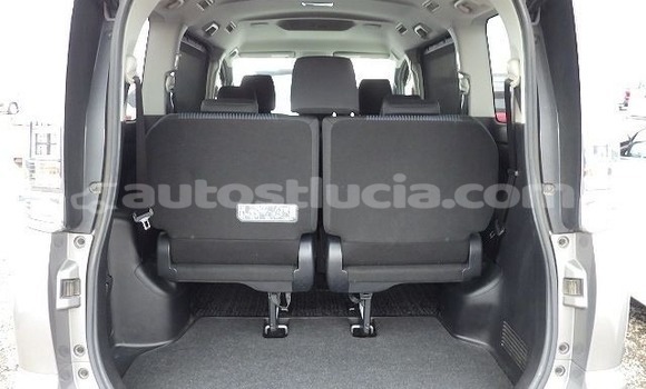 Acheter Import Voiture Toyota Voxy Gris à Castries, Castries Acheter Import Voiture Toyota Voxy Gris à Castries, Castries