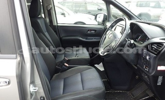 Acheter Import Voiture Toyota Voxy Gris à Castries, Castries Acheter Import Voiture Toyota Voxy Gris à Castries, Castries