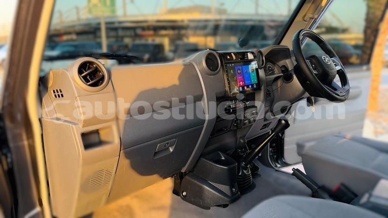 Big with watermark toyota land cruiser anse la raye import dubai 4317