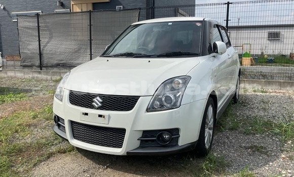 Buy Used Toyota Hilux White Car in Castries in Castries