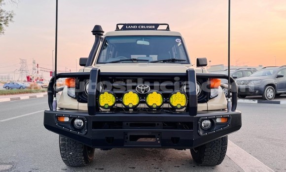 Acheter Occasion Voiture Toyota Land Cruiser Beige à Import - Dubai, Anse-la-Raye Acheter Occasion Voiture Toyota Land Cruiser Beige à Import - Dubai, Anse-la-Raye