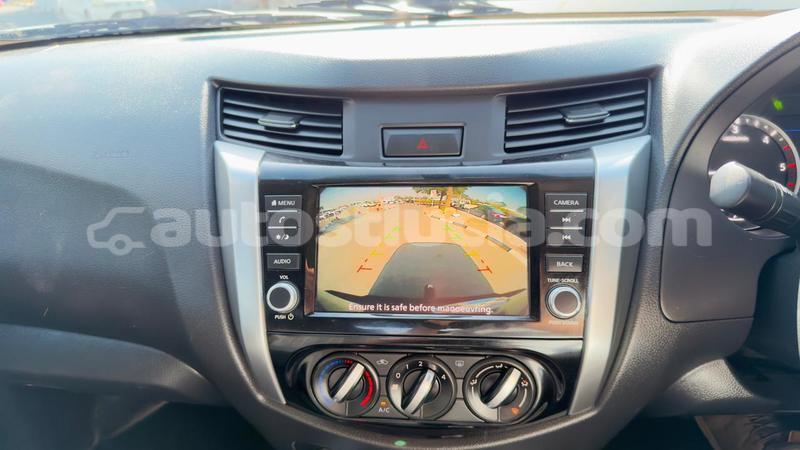 Big with watermark nissan navara anse la raye import dubai 4420