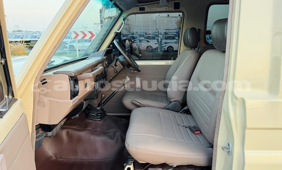 Acheter Occasion Voiture Toyota Land Cruiser Beige à Import - Dubai, Anse-la-Raye Acheter Occasion Voiture Toyota Land Cruiser Beige à Import - Dubai, Anse-la-Raye