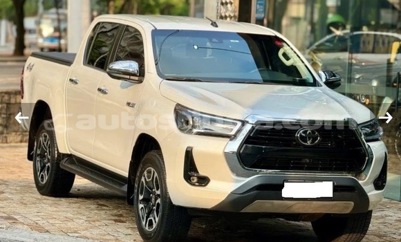 Buy Used Toyota Hilux White Car in Castries in Castries