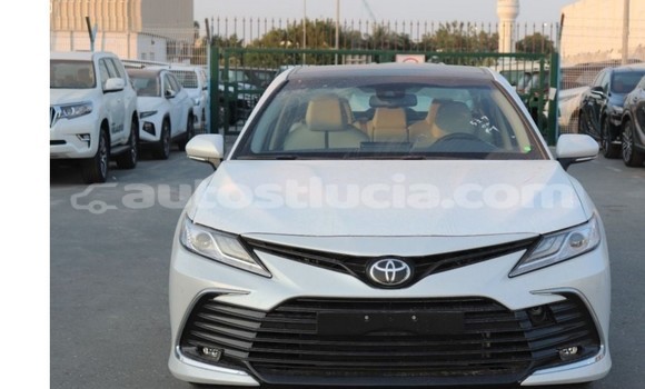 Buy Used Toyota Camry White Car in Canaries in Canaries