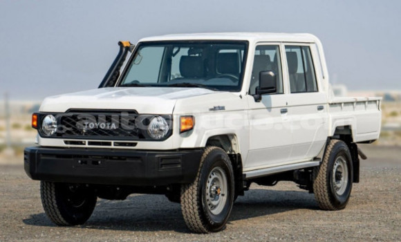 Buy Used Toyota Land Cruiser White Car in Castries in Castries