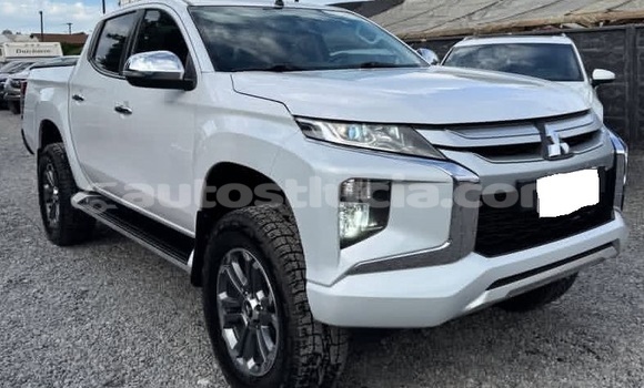 Buy Used Mitsubishi L200 White Car in Canaries in Canaries