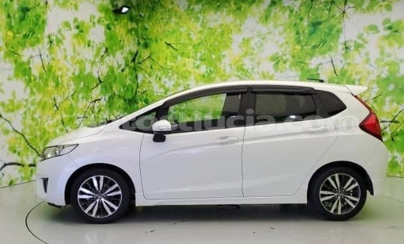 Acheter Occasion Voiture Honda FIT Blanc à Castries, Castries Acheter Occasion Voiture Honda FIT Blanc à Castries, Castries