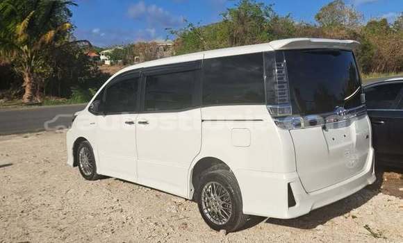 Buy Used Toyota Voxy White Car in Laborie in Laborie Buy Used Toyota Voxy White Car in Laborie in Laborie