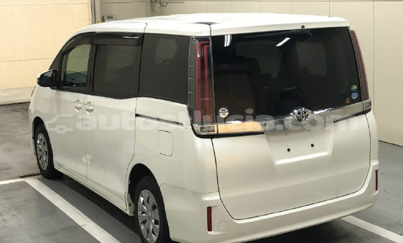 Acheter Occasion Voiture Toyota Noah Blanc à Castries, Castries Acheter Occasion Voiture Toyota Noah Blanc à Castries, Castries