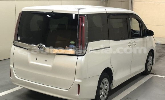 Acheter Occasion Voiture Toyota Noah Blanc à Castries, Castries Acheter Occasion Voiture Toyota Noah Blanc à Castries, Castries