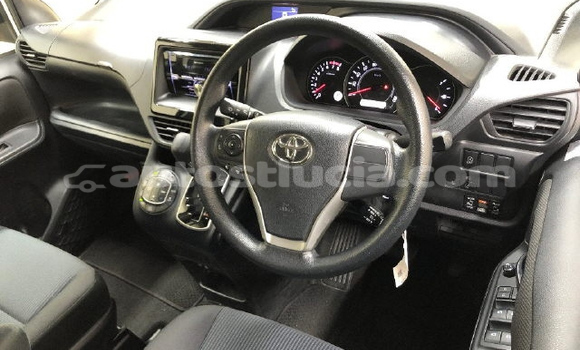 Acheter Occasion Voiture Toyota Noah Blanc à Castries, Castries Acheter Occasion Voiture Toyota Noah Blanc à Castries, Castries