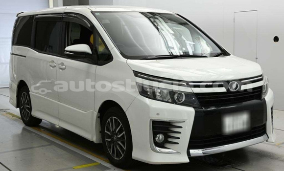 Buy Used Toyota Voxy White Car in Castries in Castries Buy Used Toyota Voxy White Car in Castries in Castries