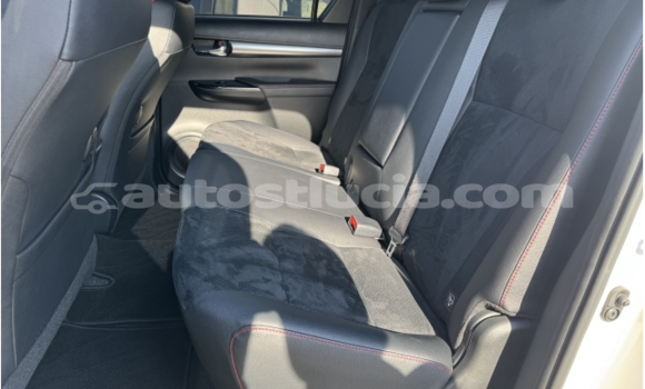 Buy Used Toyota Hiluxe Revo White Car in Castries in Castries Buy Used Toyota Hiluxe Revo White Car in Castries in Castries