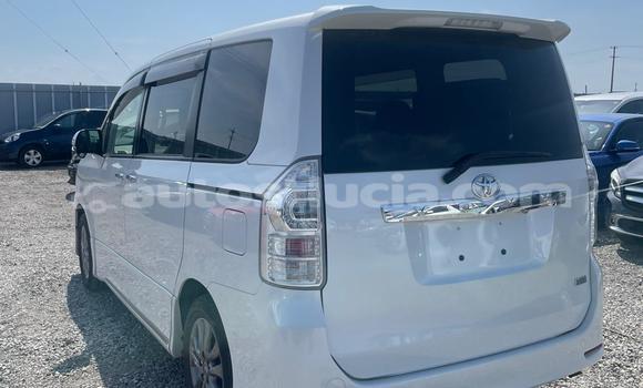 Acheter Occasion Voiture Toyota Voxy Blanc à Castries, Castries Acheter Occasion Voiture Toyota Voxy Blanc à Castries, Castries