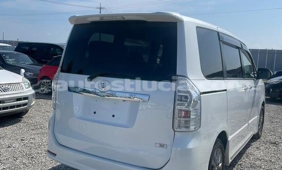 Acheter Occasion Voiture Toyota Voxy Blanc à Castries, Castries Acheter Occasion Voiture Toyota Voxy Blanc à Castries, Castries