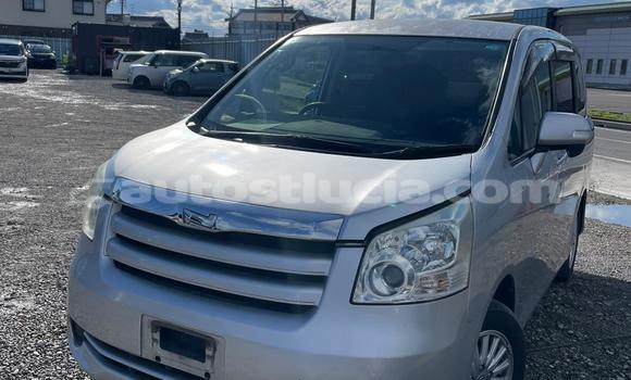 Acheter Occasion Voiture Toyota Noah Gris à Castries, Castries Acheter Occasion Voiture Toyota Noah Gris à Castries, Castries