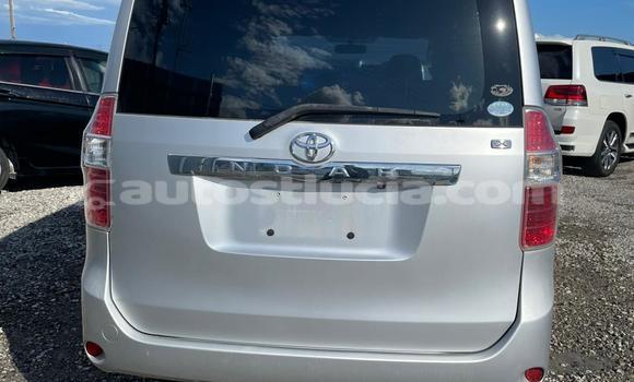 Acheter Occasion Voiture Toyota Noah Gris à Castries, Castries Acheter Occasion Voiture Toyota Noah Gris à Castries, Castries