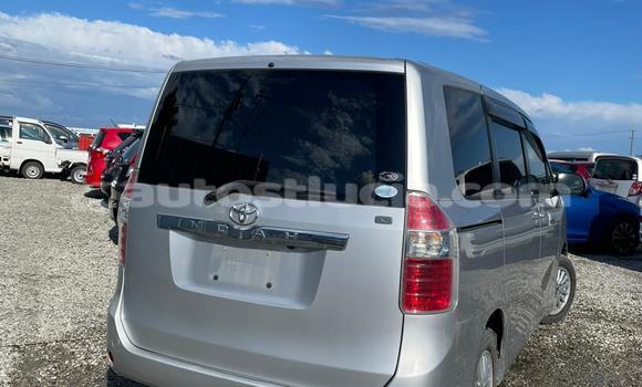 Acheter Occasion Voiture Toyota Noah Gris à Castries, Castries Acheter Occasion Voiture Toyota Noah Gris à Castries, Castries