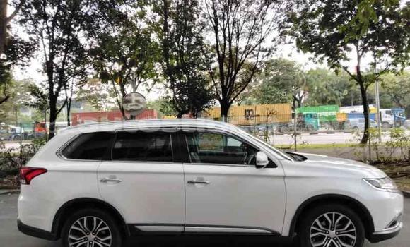 Acheter Occasion Voiture Mitsubishi Outlander Blanc à Castries, Castries Acheter Occasion Voiture Mitsubishi Outlander Blanc à Castries, Castries