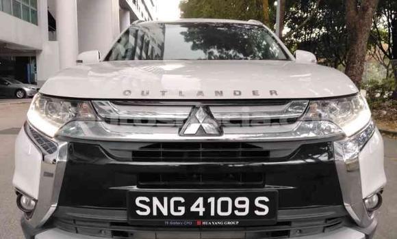Acheter Occasion Voiture Mitsubishi Outlander Blanc à Castries, Castries Acheter Occasion Voiture Mitsubishi Outlander Blanc à Castries, Castries