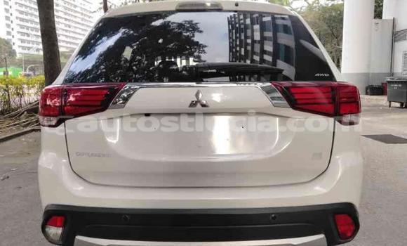 Acheter Occasion Voiture Mitsubishi Outlander Blanc à Castries, Castries Acheter Occasion Voiture Mitsubishi Outlander Blanc à Castries, Castries